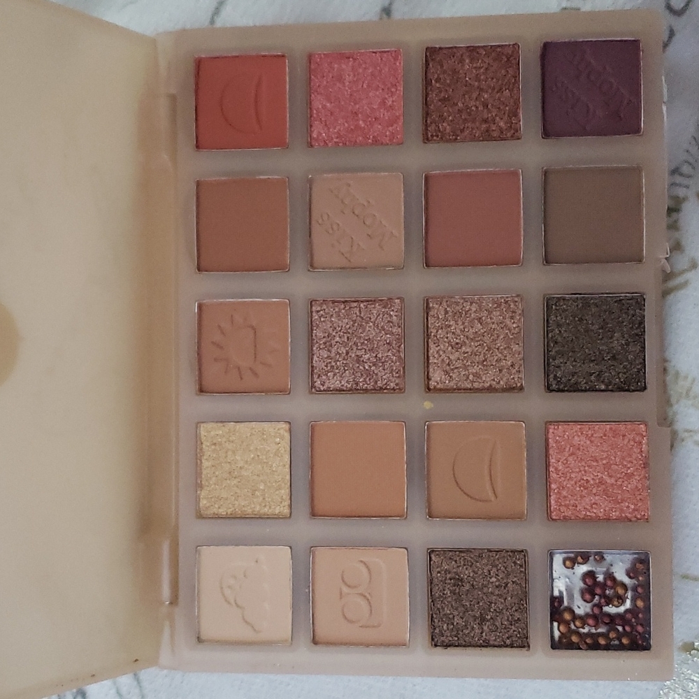 20 Kiss Mophy Chestnut Twenty Color Eyeshadow Powder Palette